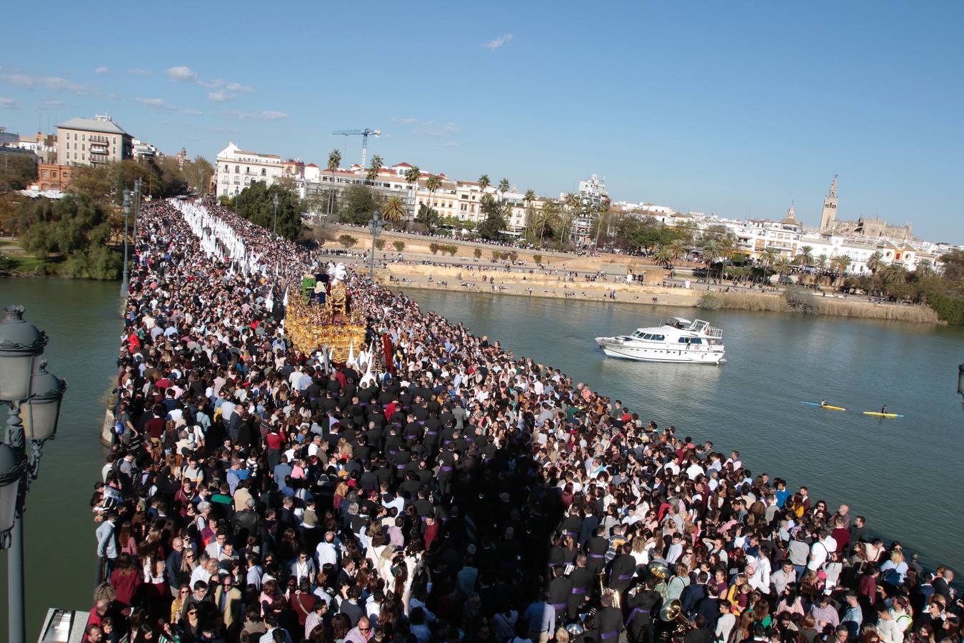 En fotos, Triana se vuelca con la Hermandad de San Gonzalo en este Lunes Santo - Semana Santa de Sevilla 2018