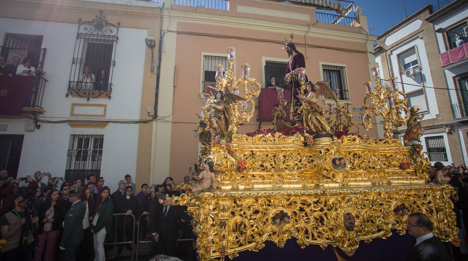 En fotos, la Hermandad de Santa Genoveva realizando su estación de penitencia el Lunes Santo - Semana Santa de Sevilla 2018