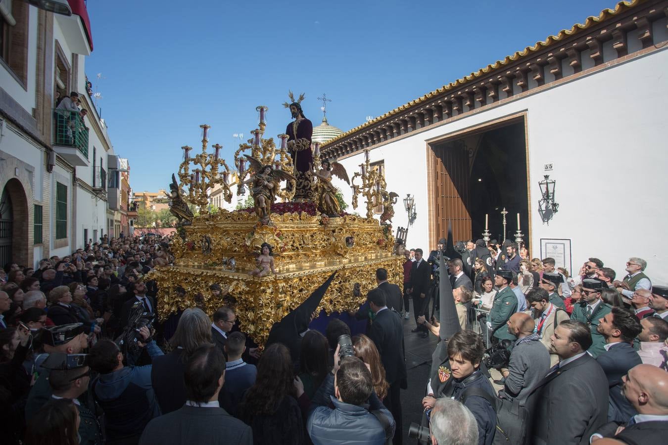 En fotos, la Hermandad de Santa Genoveva realizando su estación de penitencia el Lunes Santo - Semana Santa de Sevilla 2018