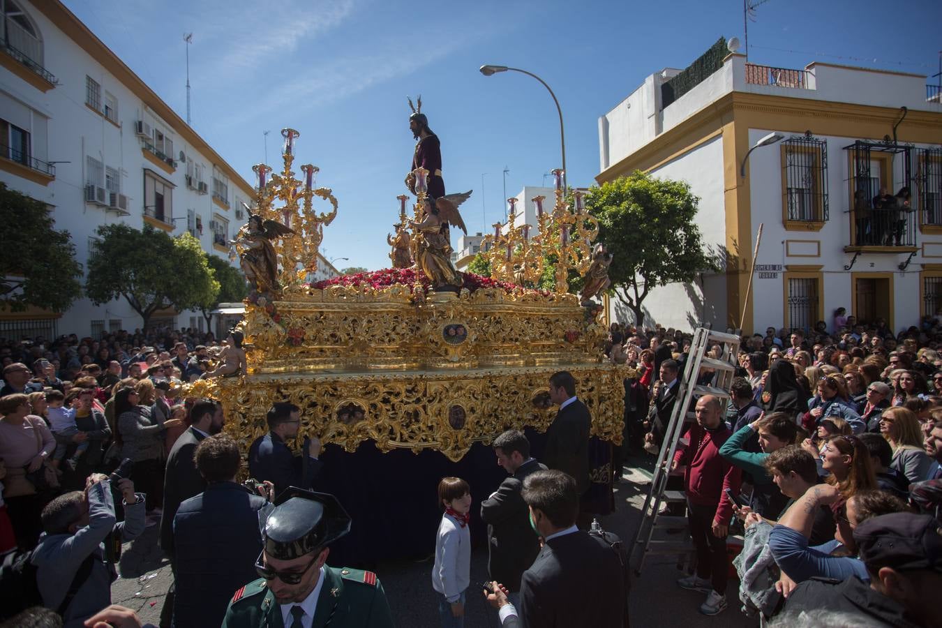 En fotos, la Hermandad de Santa Genoveva realizando su estación de penitencia el Lunes Santo - Semana Santa de Sevilla 2018