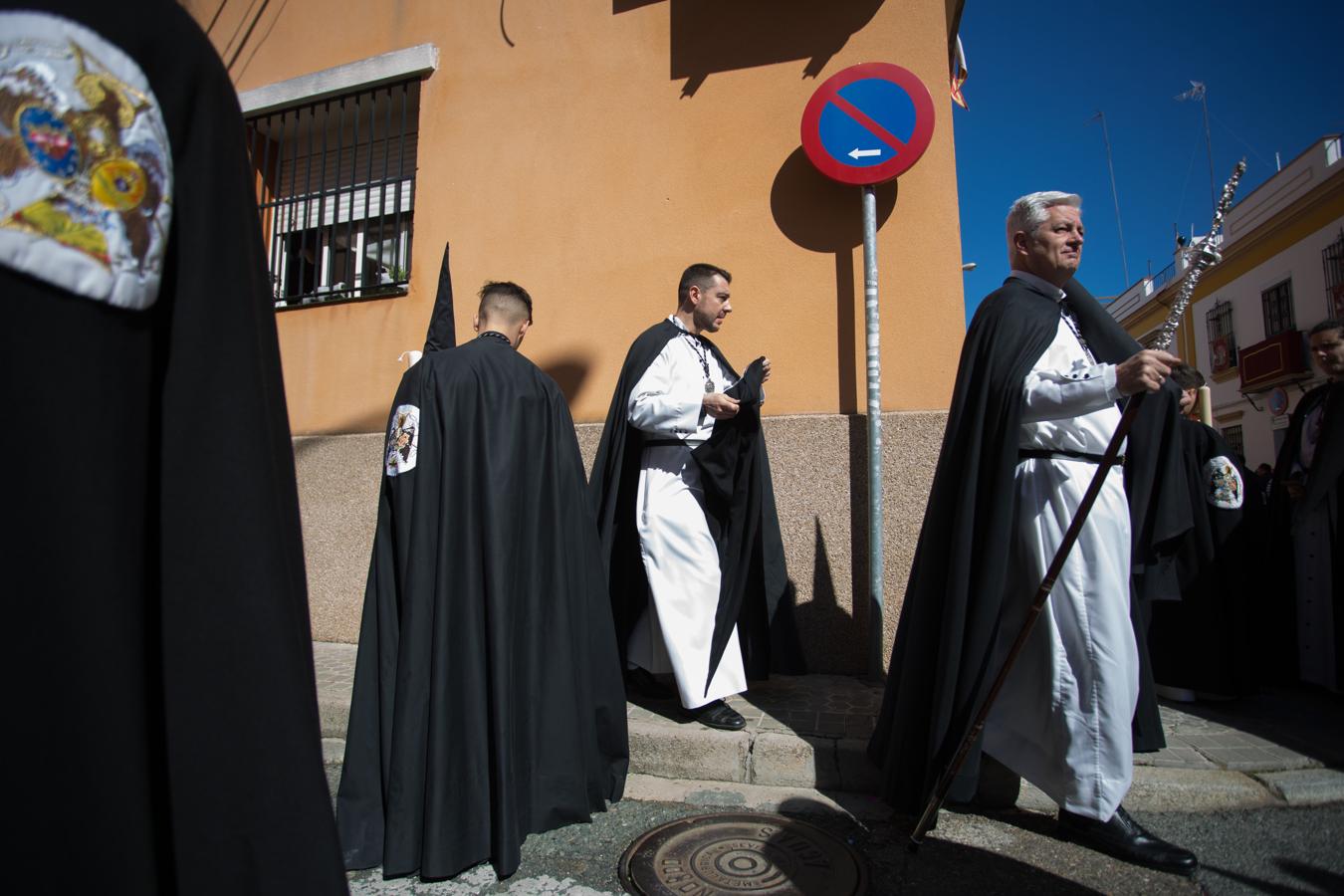 En fotos, la Hermandad de Santa Genoveva realizando su estación de penitencia el Lunes Santo - Semana Santa de Sevilla 2018