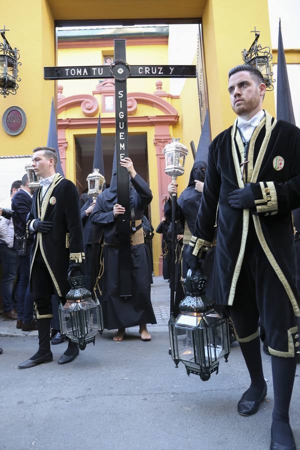 En fotos, la Virgen de las Tristezas de la Vera-Cruz luce su nueva corona en su estación de penitencia - Semana Santa Sevilla 2018