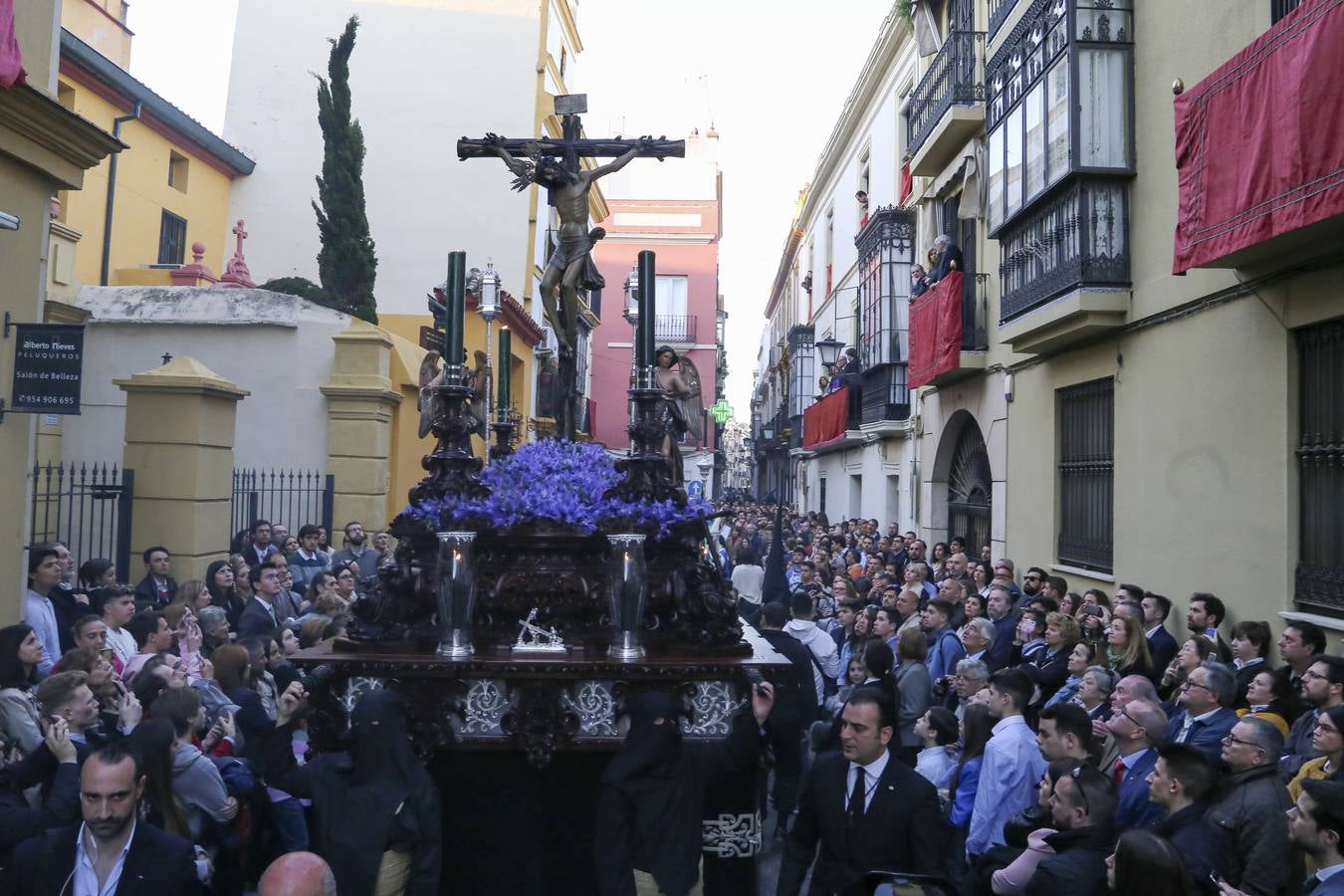 En fotos, la Virgen de las Tristezas de la Vera-Cruz luce su nueva corona en su estación de penitencia - Semana Santa Sevilla 2018