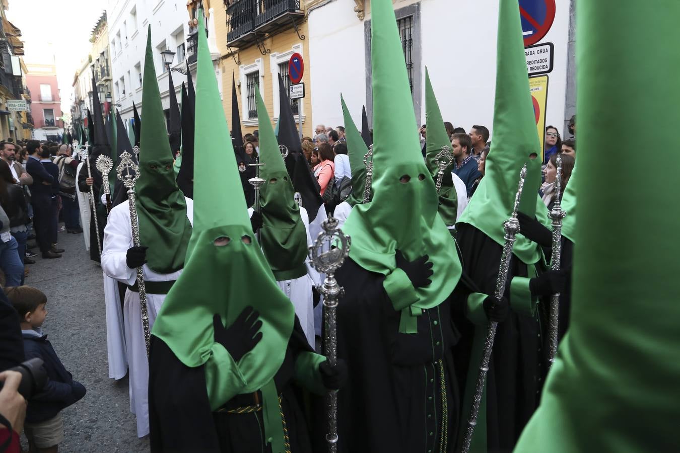 En fotos, la Virgen de las Tristezas de la Vera-Cruz luce su nueva corona en su estación de penitencia - Semana Santa Sevilla 2018