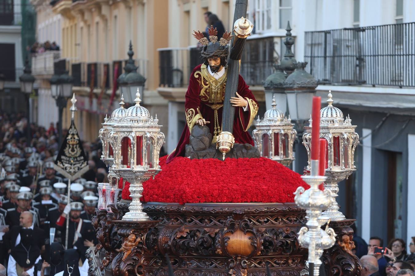 El Caído procesiona por Cádiz el Martes Santo