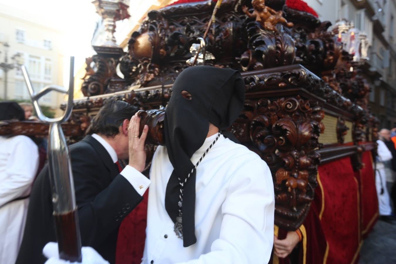 El Caído procesiona por Cádiz el Martes Santo