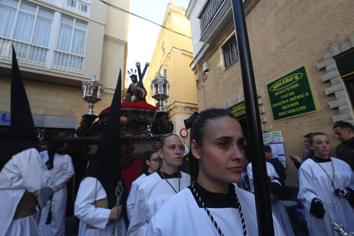 El Caído procesiona por Cádiz el Martes Santo