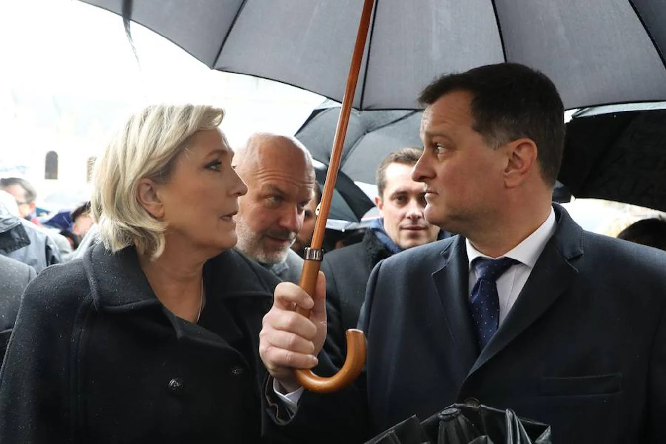 La presidenta del Frente Nacional, Marine Le Pen, habla con el vicepresidente del partido, Louis Aliot. 