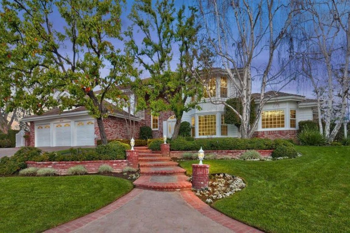 Exterior. La lujosa vivienda se construyó en 1985, pero pertenece al oscarizado director desde 2010. La compró por 1.300.000 y ahora la vende por 500.000 euros más