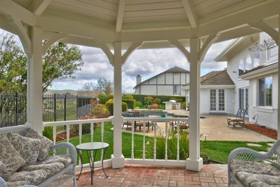 Oasis. Tras la piscina, en medio del jardín, hay una hermosa glorieta con estupendas vistas a la colina