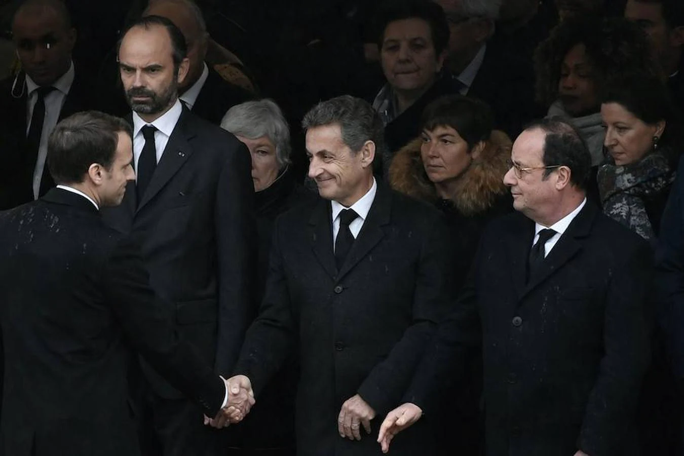 El presidente Macron saludo a los exmandatarios Nicolas Sarkozy y Françoise Hollande, durante la ceremonia. 