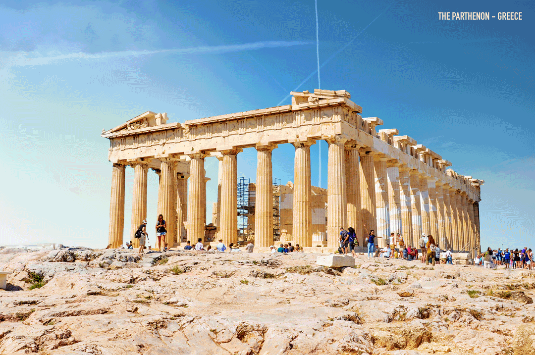 El Partenón de Atenas. El mármol blanco, que siempre nos remite a la Grecia Clásica, se colorea al tiempo que se reconstruye el edificio. Este monumento es uno de los principales templos dóricos que se converva. Estaba dedicado a Atenea, diosa protectora de la ciudad, y de hecho en su interior guardaba una monumental escultura dedicada a ella. En 1687, durante la Gran Guerra Turca, estalló dentro del edificio un polvorín, que causó estragos en su estructura. Gracias a esta reconstrucción podemos apreciar cómo se veía en el momento de su construcción, que está fechada entre los años 447 a. C. y 432 a. C.