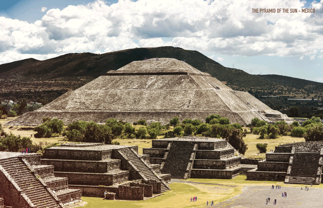 La Pirámide del Sol de Teotihuacan. Es la edificación más grande de Teotihuacan y una de las más grandes de Mesoamérica. Gracias a la reconstrucción podemos ver el templo que había en su cúspide. Ahora vemos el ladrillo desnudo, pero como se aprecia en la imagen, el edificio estaba recubierto por pinturas sobre estuco.