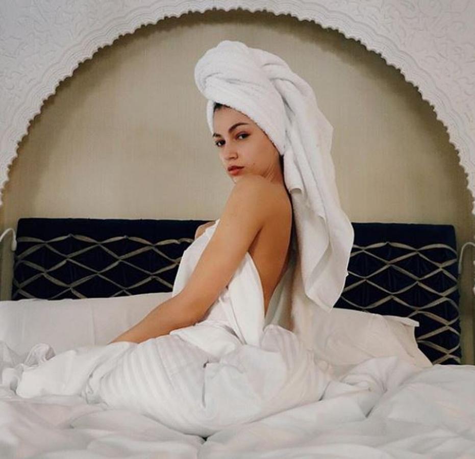 Úrsula Corberó posa así de sensual para sus seguidores de Instagram. Sobre su cama y cubierta tan solo por una sábana, la actriz sorprende a todos desde el hotel de Málaga en el que se encuentra. 
