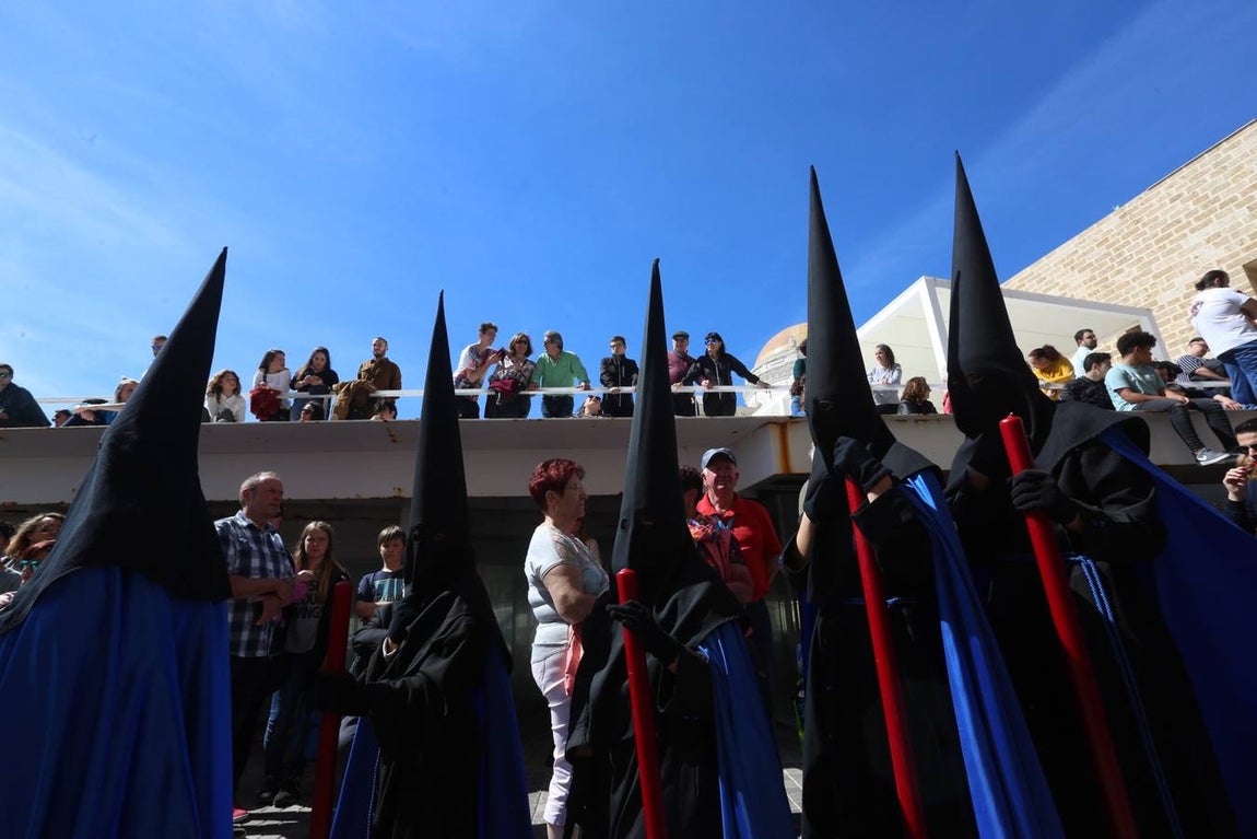 La cofradía de Las Aguas sale de Santa Cruz