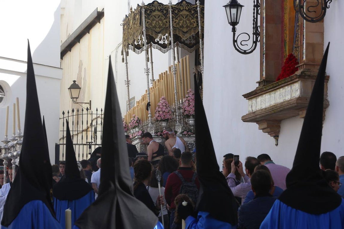La cofradía de Las Aguas sale de Santa Cruz
