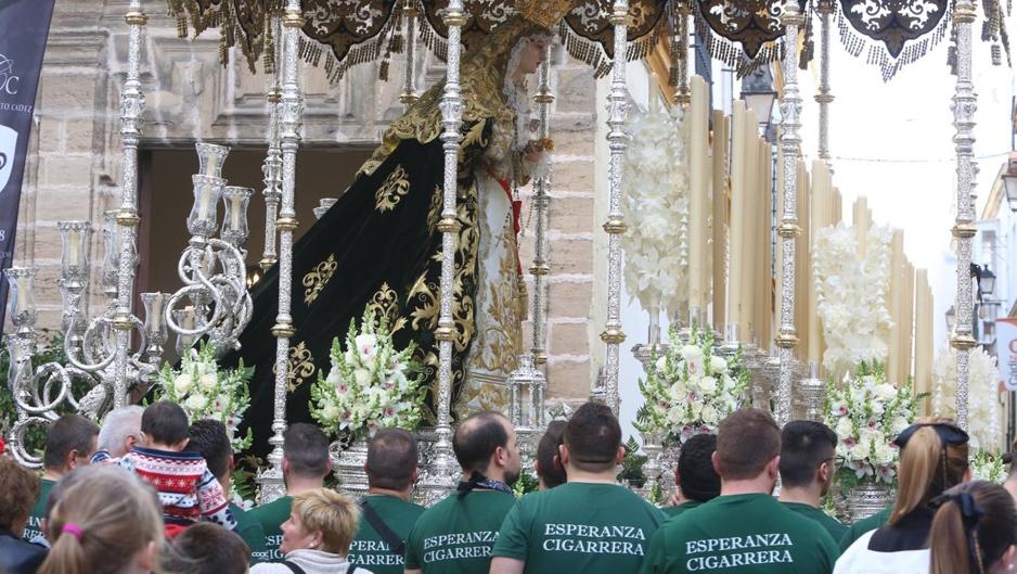 Vídeo y fotos: El ministro de Asuntos Exteriores en la procesión de Cigarreras