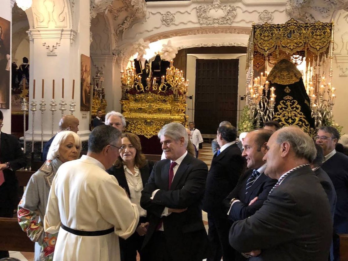 El ministro de Asuntos Exteriores en la salida de Cigarreras