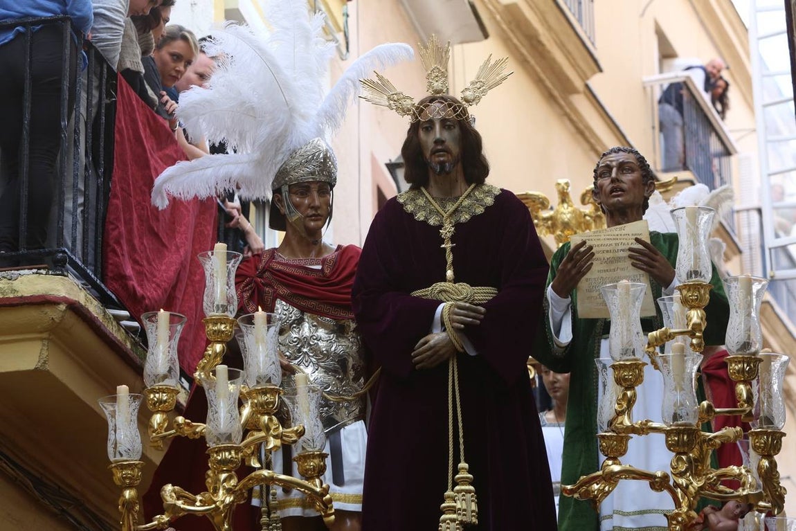 La cofradía de la Sentencia sale de la Merced para recorrer las calles de Cádiz