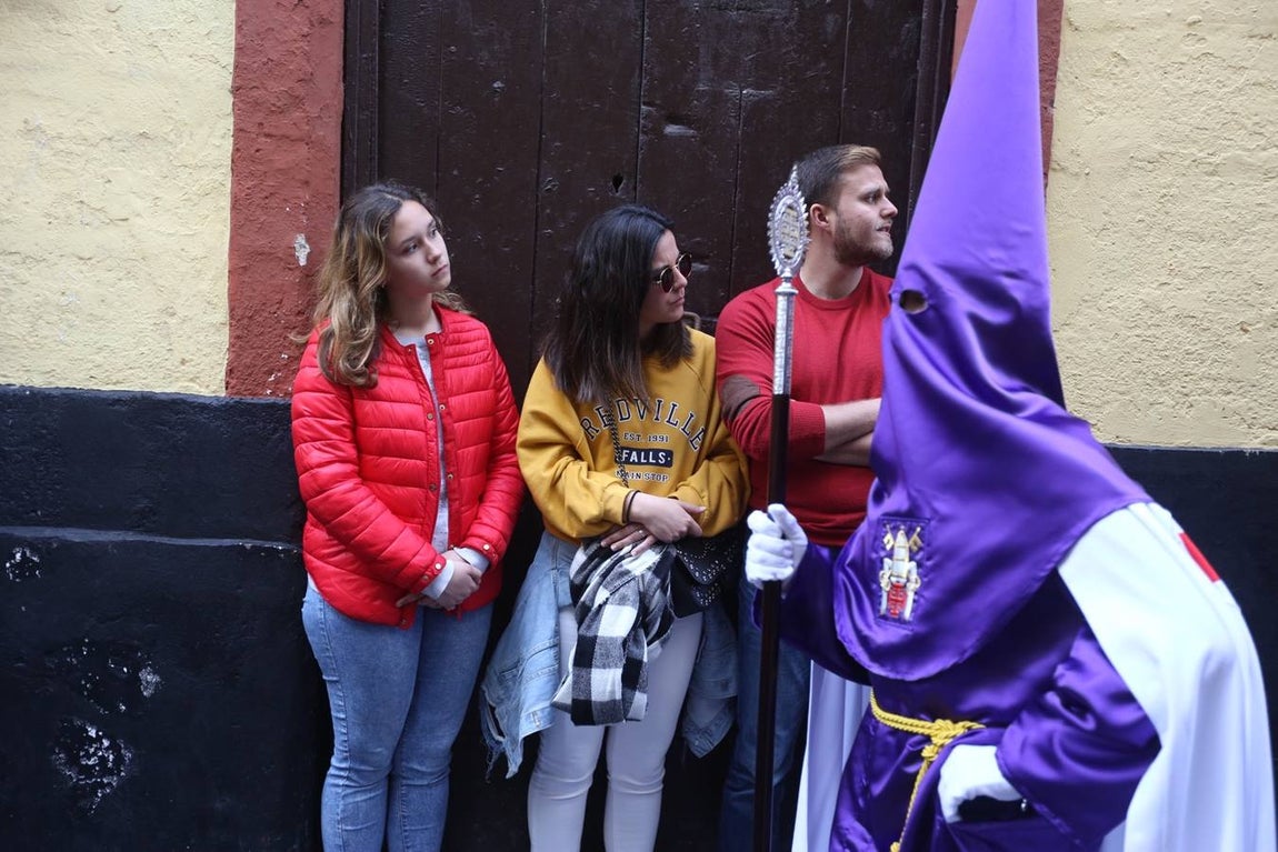 La cofradía de la Sentencia sale de la Merced para recorrer las calles de Cádiz