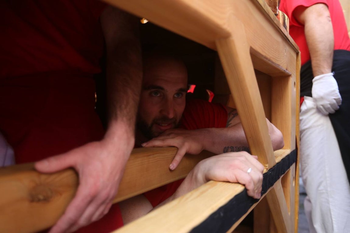 La cofradía de la Sentencia sale de la Merced para recorrer las calles de Cádiz