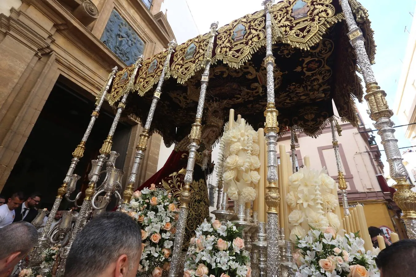 La cofradía de la Sentencia sale de la Merced para recorrer las calles de Cádiz