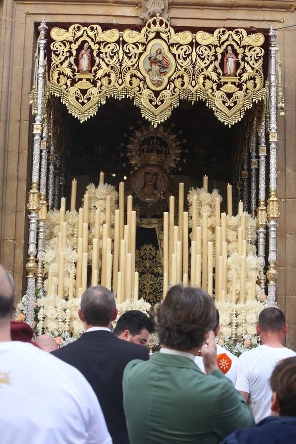 La cofradía de la Sentencia sale de la Merced para recorrer las calles de Cádiz