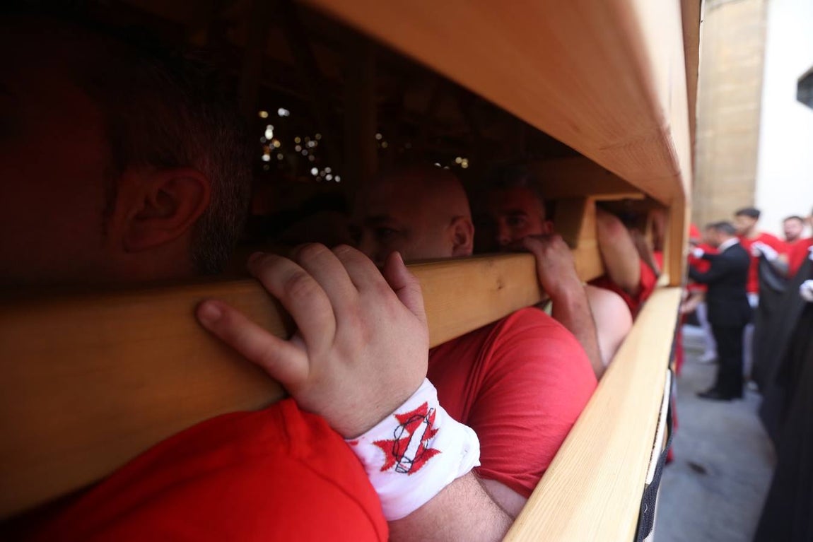 La cofradía de la Sentencia sale de la Merced para recorrer las calles de Cádiz