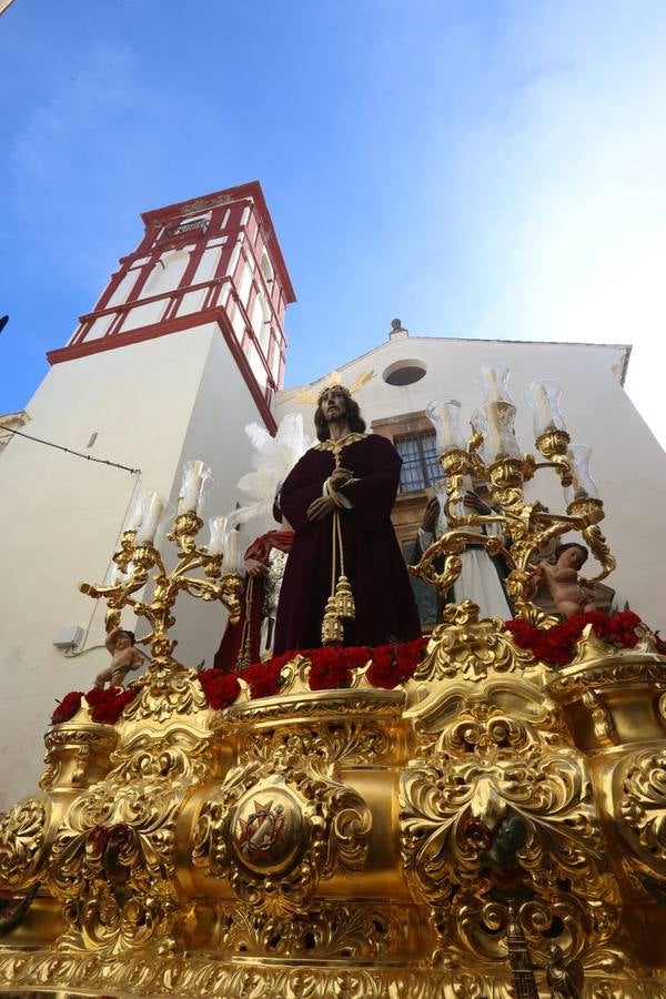 La cofradía de la Sentencia sale de la Merced para recorrer las calles de Cádiz
