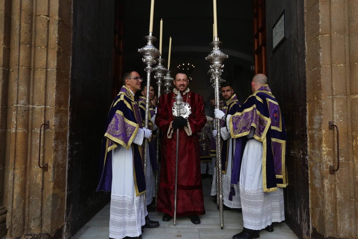 La cofradía de la Sentencia sale de la Merced para recorrer las calles de Cádiz