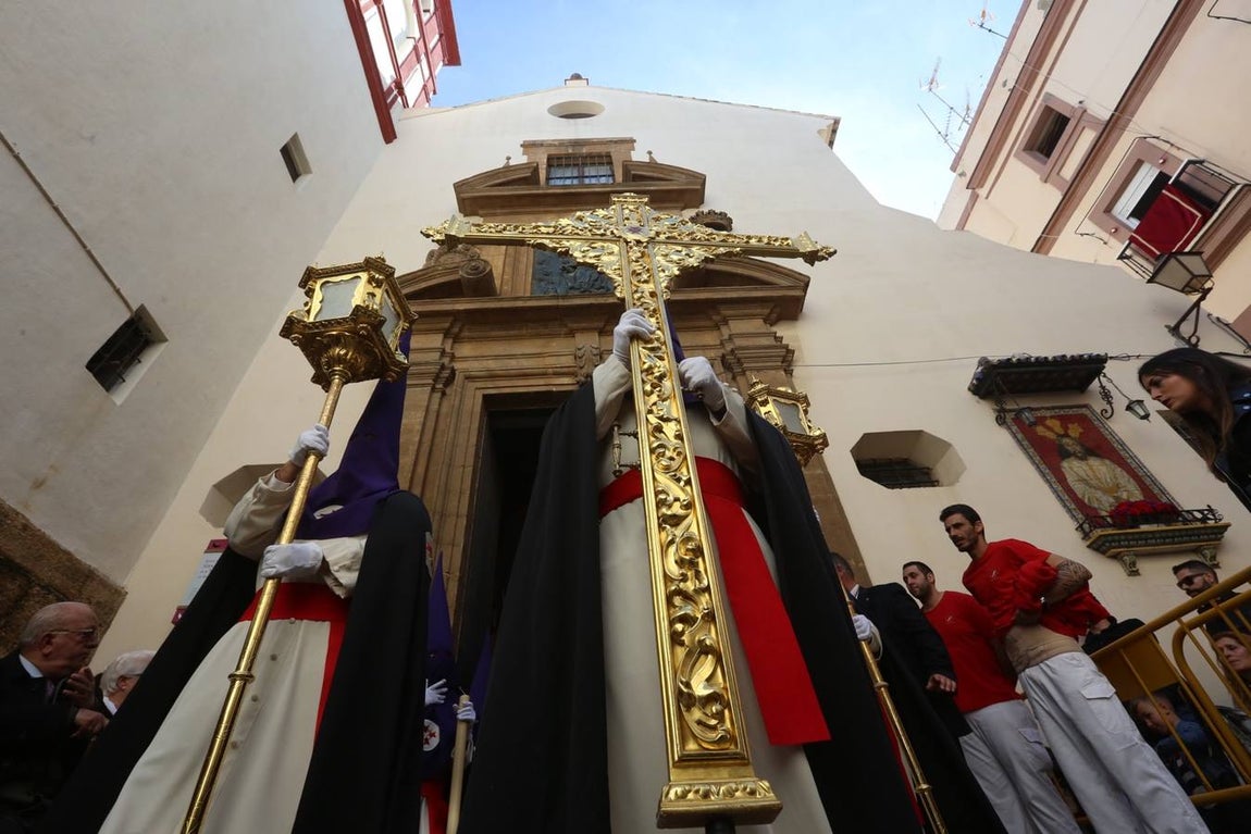 La cofradía de la Sentencia sale de la Merced para recorrer las calles de Cádiz