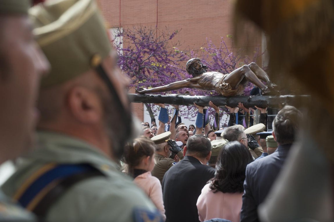 Los legionarios trasladan el Cristo de la Buena Muerte, en imágenes