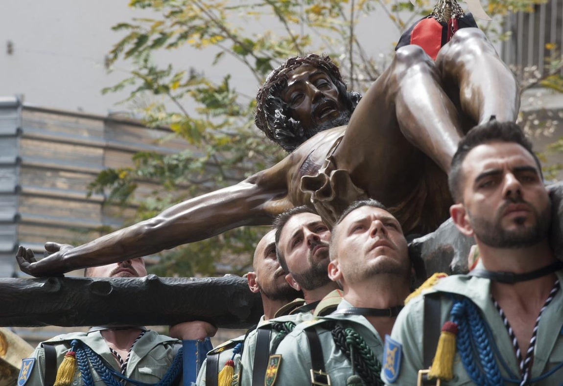 Los legionarios trasladan el Cristo de la Buena Muerte, en imágenes
