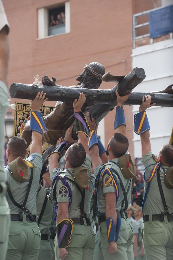 Los legionarios trasladan el Cristo de la Buena Muerte, en imágenes