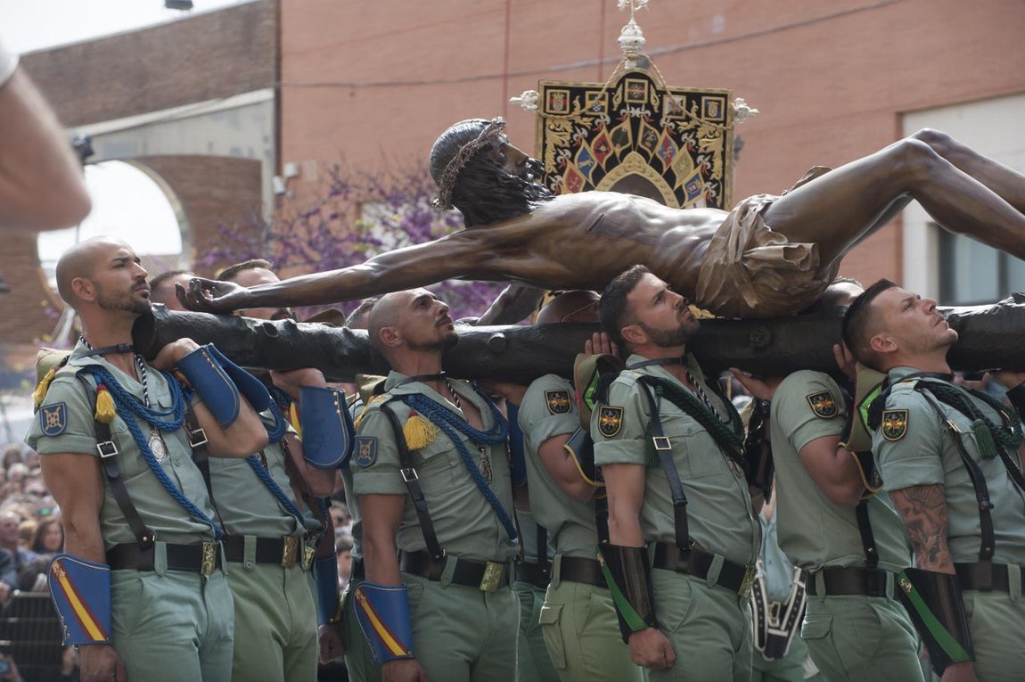 Los legionarios trasladan el Cristo de la Buena Muerte, en imágenes