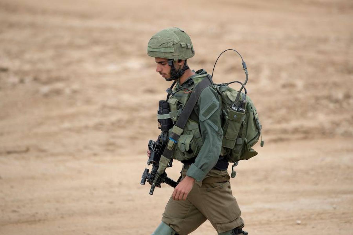 Un soldado israelí vigila cerca de Nir Am en la frontera con Gaza. 