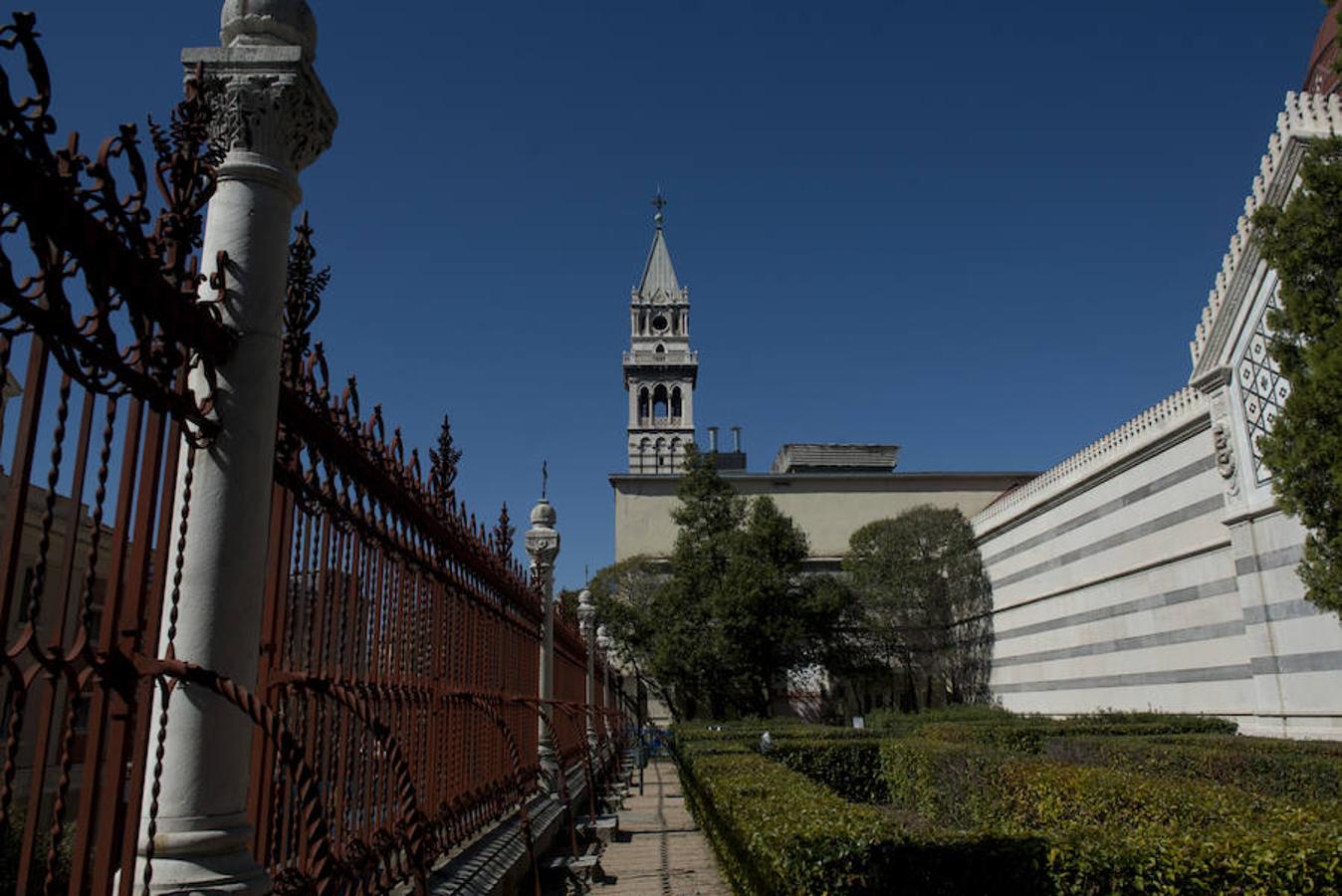 5.. Vista del campanile desde el jardín exterior del Panteón de Hombres Ilustres