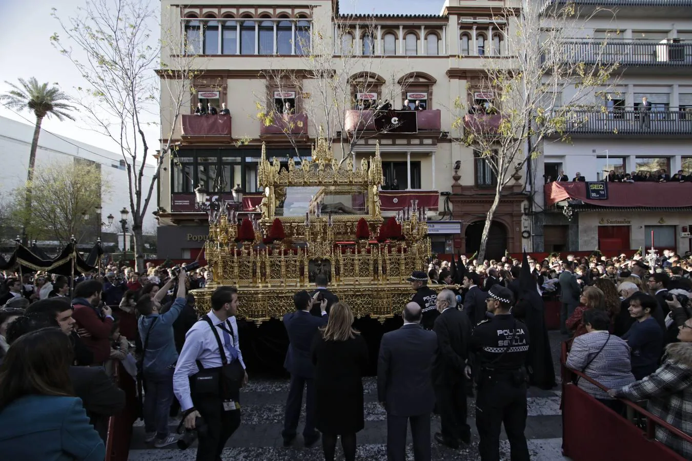 En fotos, el Santo Entierro en la Semana Santa de Sevilla 2018