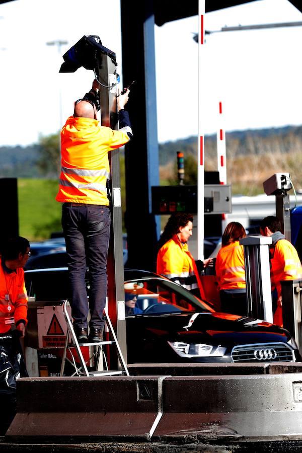 Operarios de autopistas trabajan en quitar las bolsas en las cámaras del peaje de la autopista AP-7. 