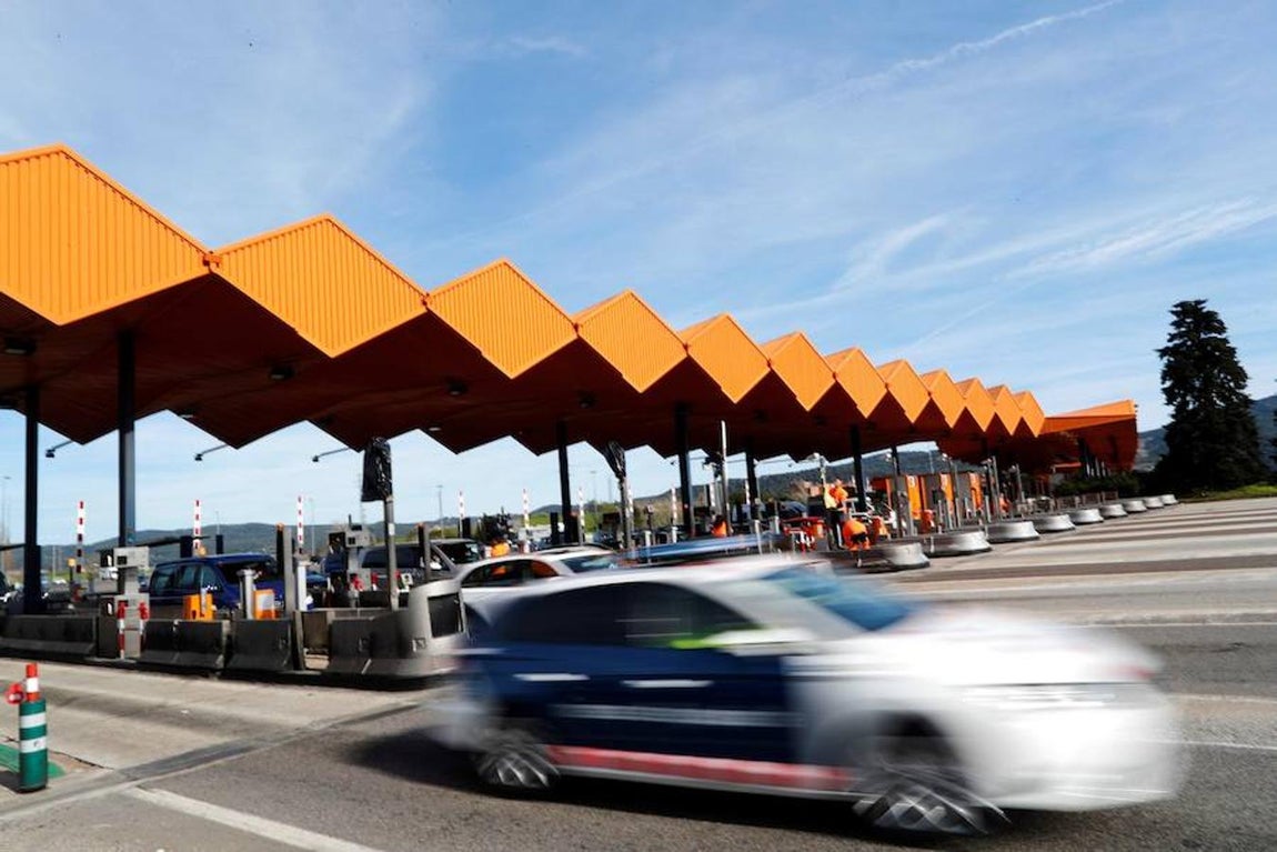 Peaje de la autopista AP-7 a la altura de La Roca del Vallès. 