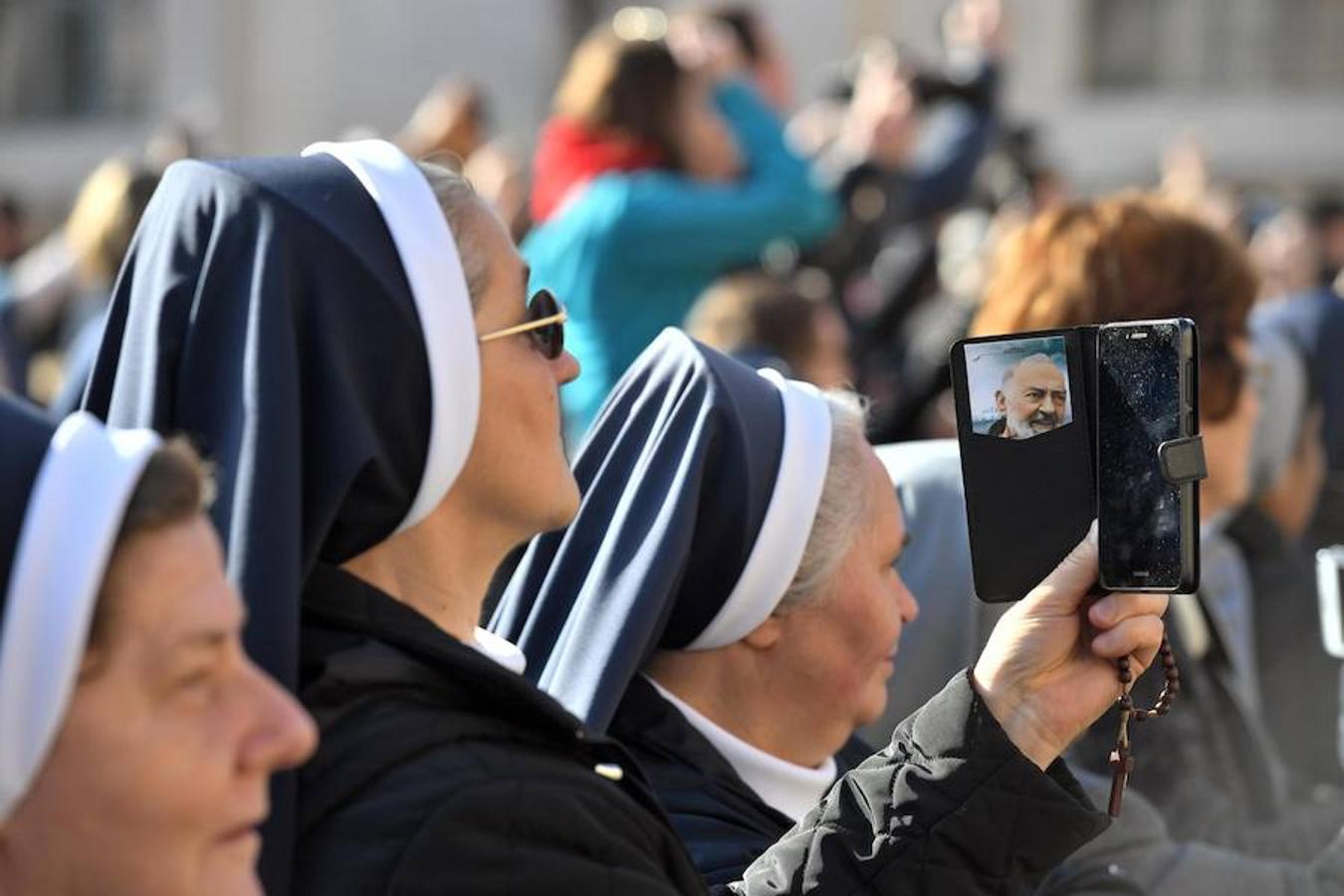 Francisco leyó un mensaje de Pascua desde la logia central de la basílica de San Pedro del Vaticano, donde también impartió la bendición "Urbi et Orbi" (A la ciudad y al mundo), momentos después de presidir la misa del Domingo de Resurrección en la plaza de San Pedro del Vaticano. 