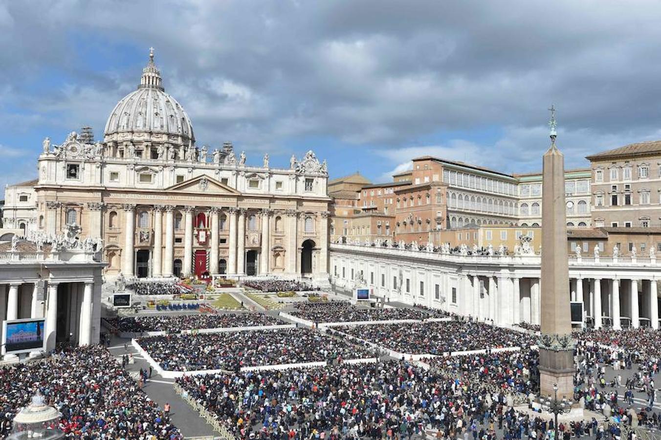 Francisco leyó un mensaje de Pascua desde la logia central de la basílica de San Pedro del Vaticano, donde también impartió la bendición "Urbi et Orbi" (A la ciudad y al mundo), momentos después de presidir la misa del Domingo de Resurrección en la plaza de San Pedro del Vaticano. 