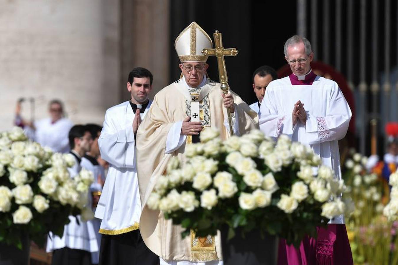 Francisco leyó un mensaje de Pascua desde la logia central de la basílica de San Pedro del Vaticano, donde también impartió la bendición "Urbi et Orbi" (A la ciudad y al mundo), momentos después de presidir la misa del Domingo de Resurrección en la plaza de San Pedro del Vaticano. 