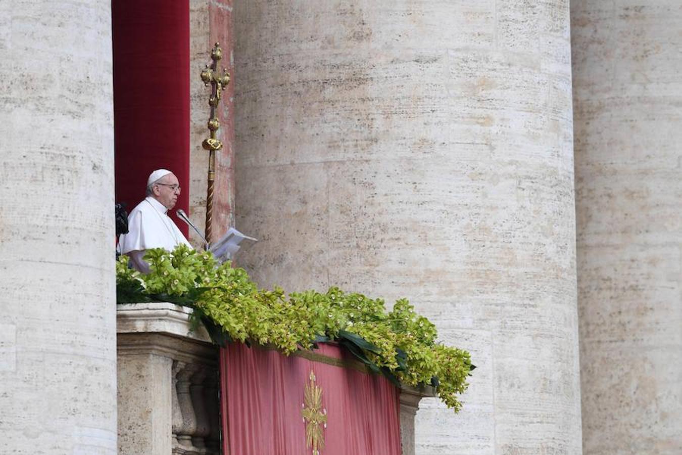 Francisco leyó un mensaje de Pascua desde la logia central de la basílica de San Pedro del Vaticano, donde también impartió la bendición "Urbi et Orbi" (A la ciudad y al mundo), momentos después de presidir la misa del Domingo de Resurrección en la plaza de San Pedro del Vaticano. 