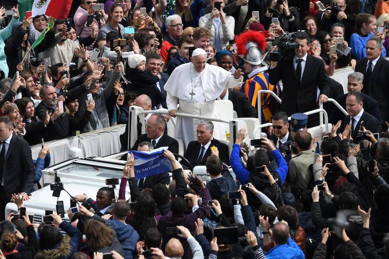 Francisco leyó un mensaje de Pascua desde la logia central de la basílica de San Pedro del Vaticano, donde también impartió la bendición "Urbi et Orbi" (A la ciudad y al mundo), momentos después de presidir la misa del Domingo de Resurrección en la plaza de San Pedro del Vaticano. 