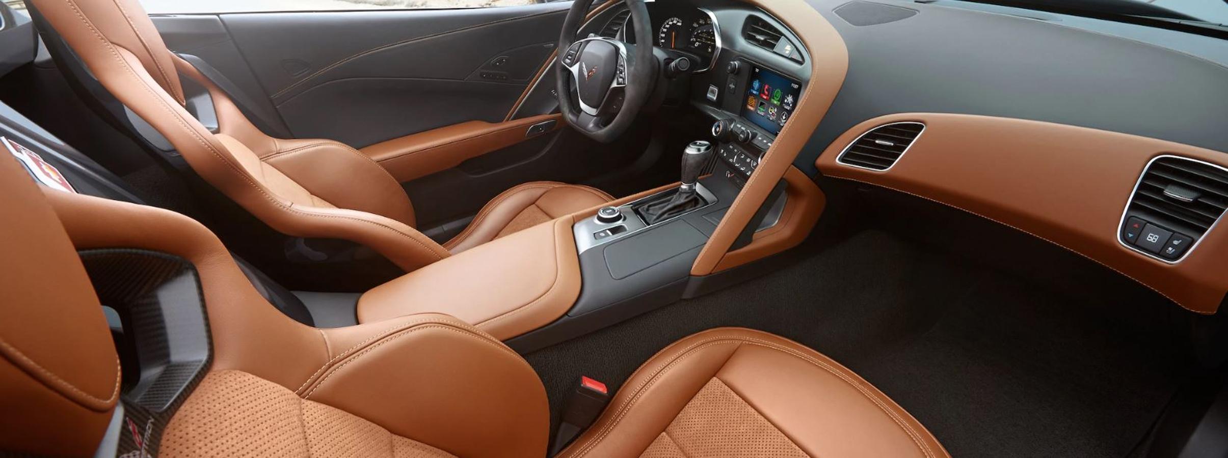 Chevrolet Corvette. La generación más moderna del Corvette mantiene la esencia de las primeras unidades, aunque convenientemente adaptada a los nuevos tiempos. El motor de la variante Stingray, la más asequible, es un enorme V8 gasolina de 6.2 litros que otorga una potencia de 466 CV a un régimen de 6000 rpm