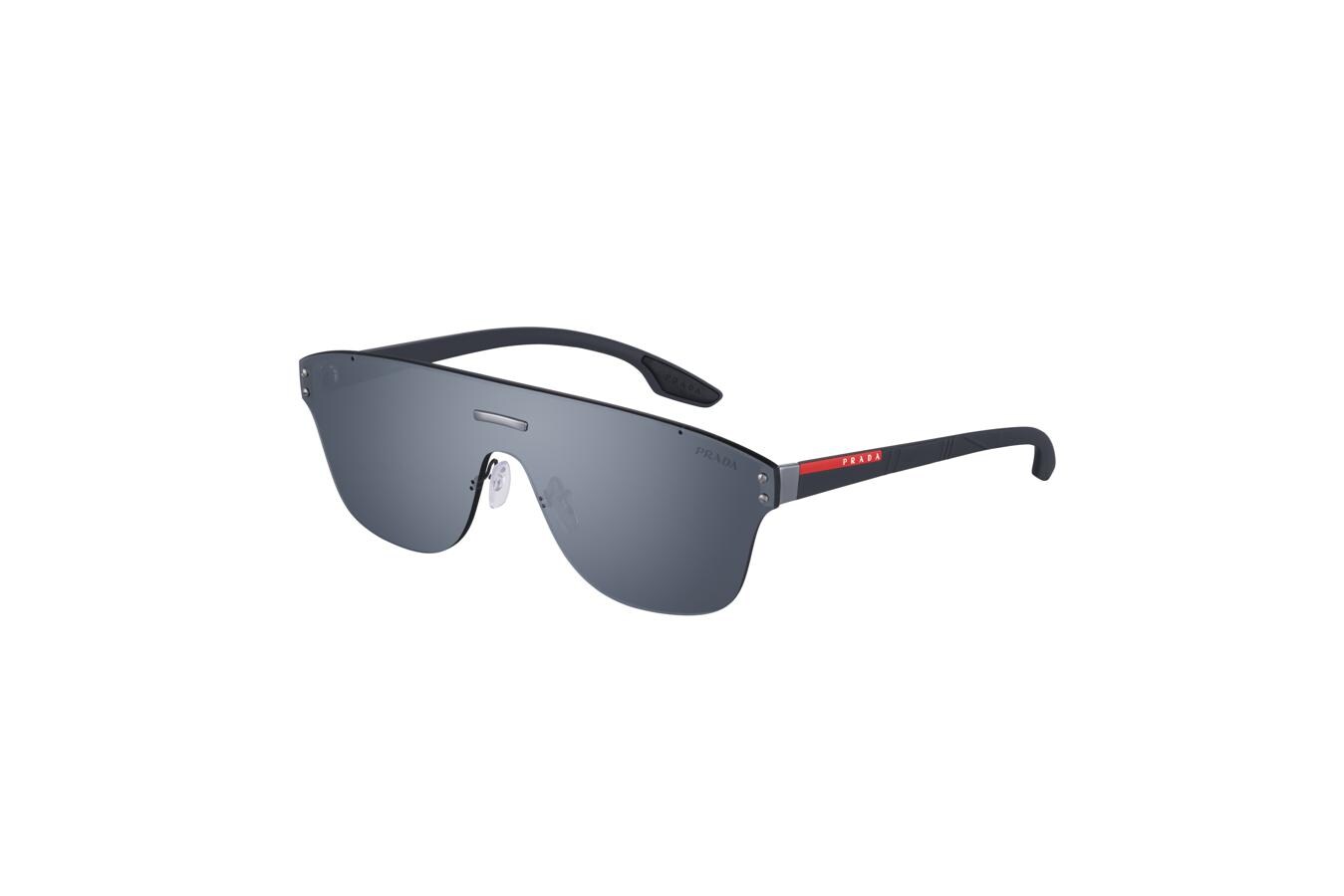 Gafas de sol de Prada. De estilo deportivo y conformadas solo por una gran pantalla, modelo de gafas de Prada Línea Rosso (CPV)