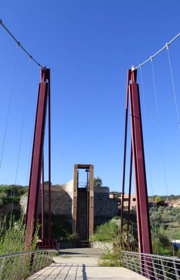 El puente colgante de 2013 y restos del antiguo montacargas para vagonetas en 2017. FOTO RAFAEL DEL CERRO. 
