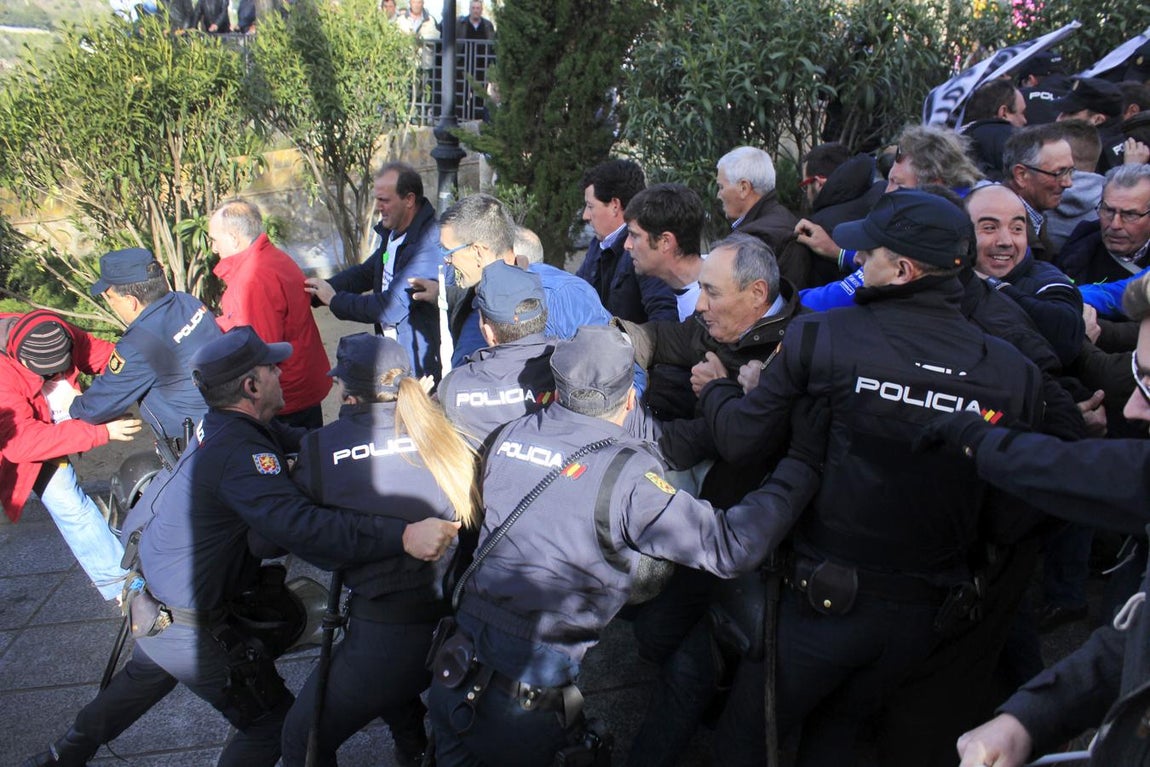 La protesta de los agricultores por la plaga de conejos, en imágenes
