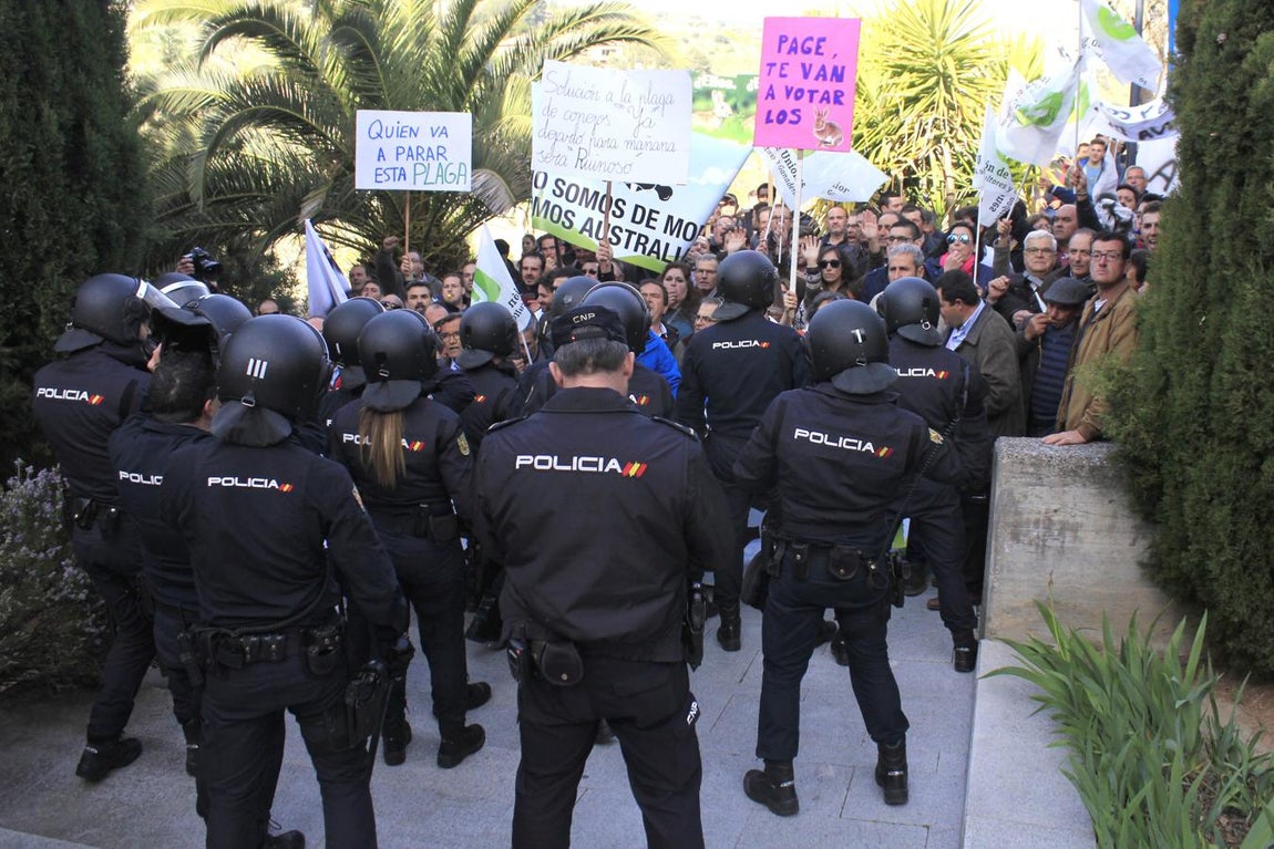 La protesta de los agricultores por la plaga de conejos, en imágenes